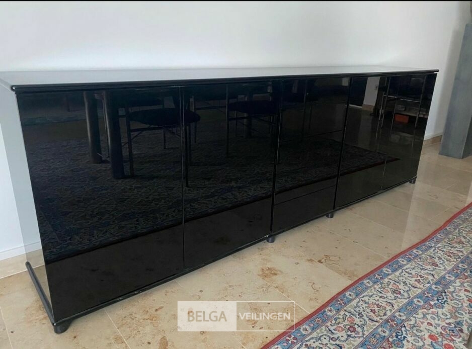 Hoogglans dressoirkast – foto 2 – kavel bij Belga Veilingen, Knokke
