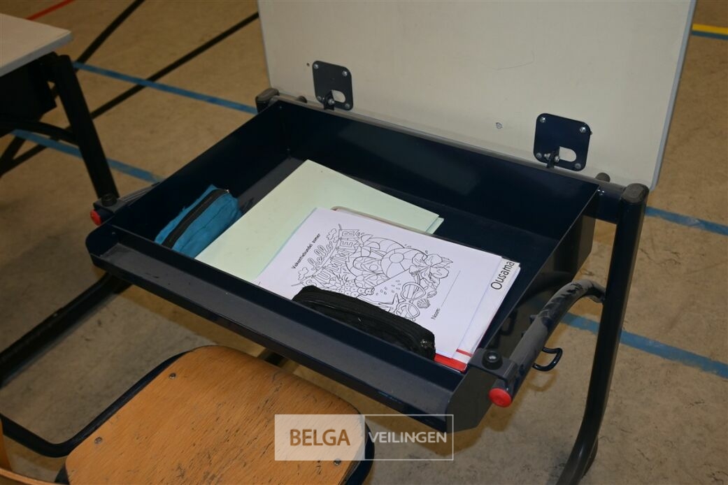 1x set van schoolbank met stoel – foto 5 – kavel bij Belga Veilingen