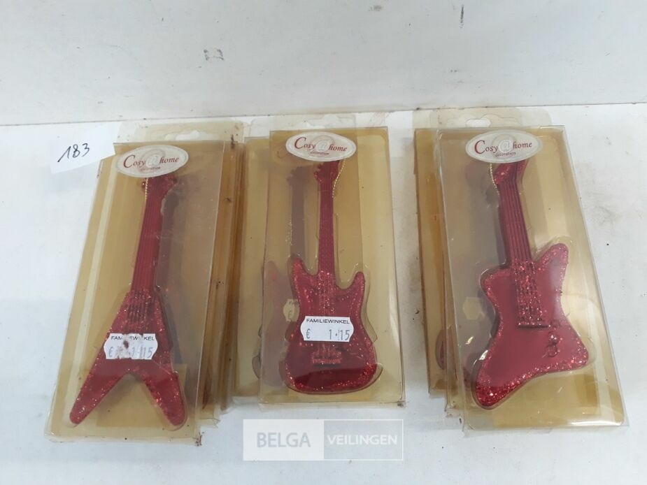 8 x Hangdeco guitar rood 13 cm 3 assorti – foto 2 – kavel bij Belga Veilingen, Oudsbergen