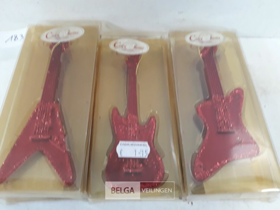 8 x Hangdeco guitar rood 13 cm 3 assorti – foto 3 – kavel bij Belga Veilingen, Oudsbergen