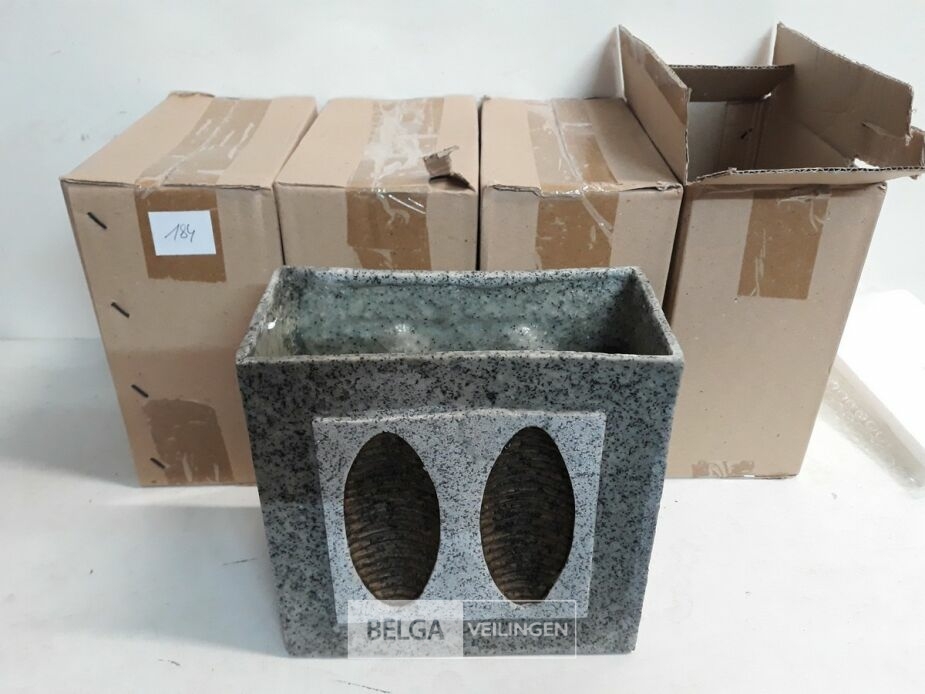 4 x Vaas polyester grijs 20x20x10 cm – foto 2 – kavel bij Belga Veilingen, Oudsbergen