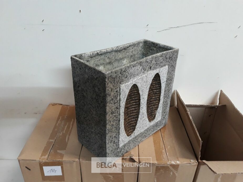4 x Vaas polyester grijs 20x20x10 cm – foto 3 – kavel bij Belga Veilingen, Oudsbergen