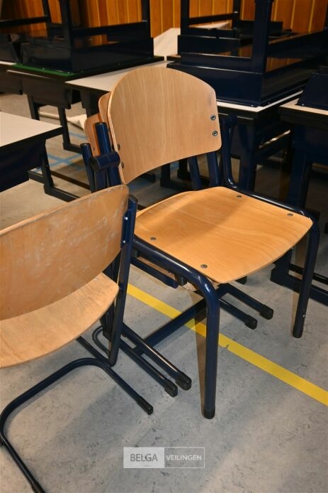 Partij schoolmeubilair – foto 5 – kavel bij Belga Veilingen