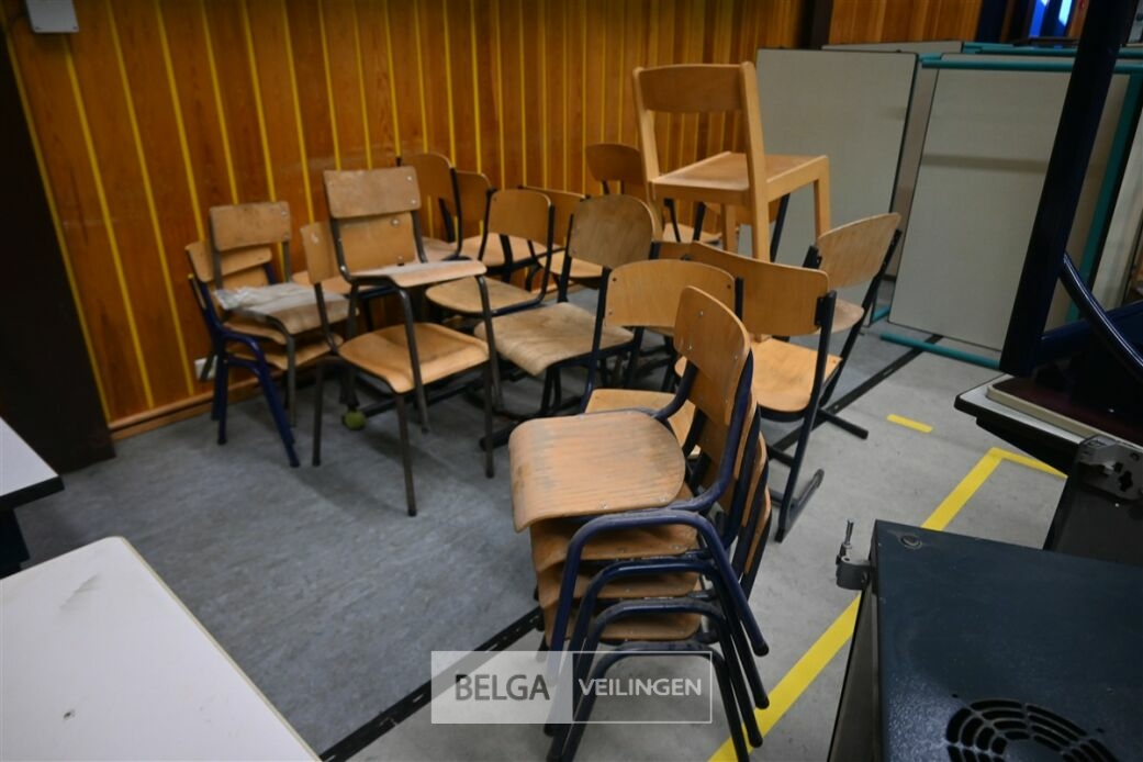 Partij schoolmeubilair – foto 9 – kavel bij Belga Veilingen