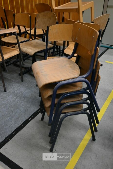 Partij schoolmeubilair – foto 10 – kavel bij Belga Veilingen