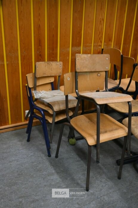 Partij schoolmeubilair – foto 11 – kavel bij Belga Veilingen