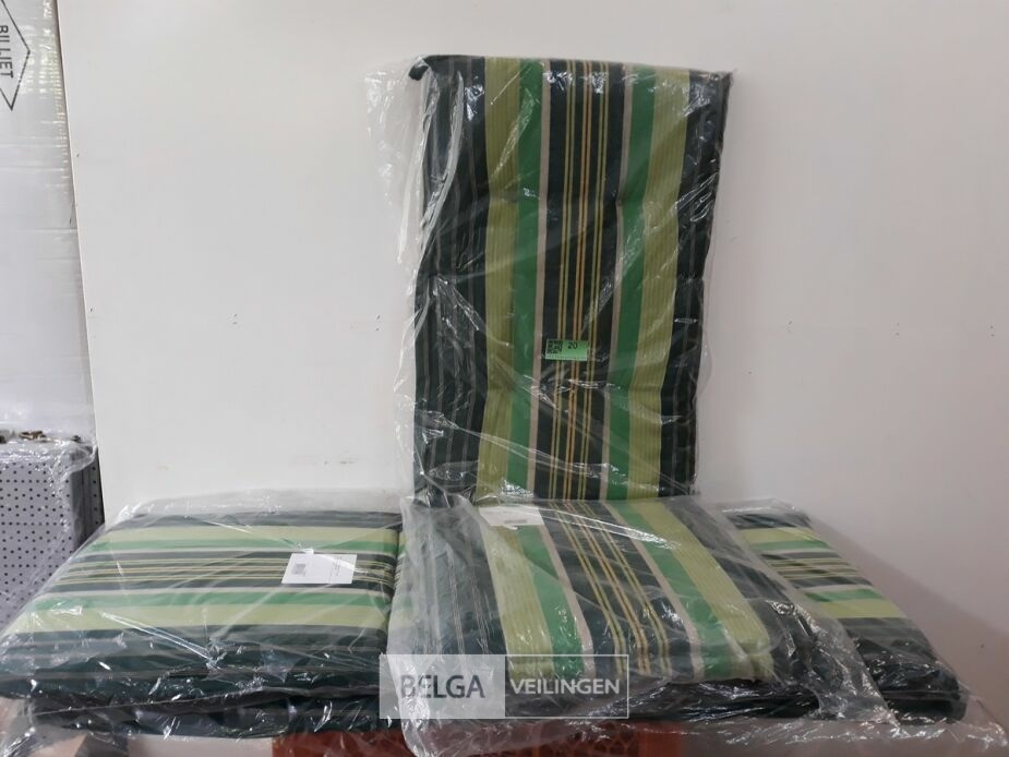 3 x Tuinkussen hoge rug 75x50x50 cm groen met lijnen – foto 2 – kavel bij Belga Veilingen, Oudsbergen