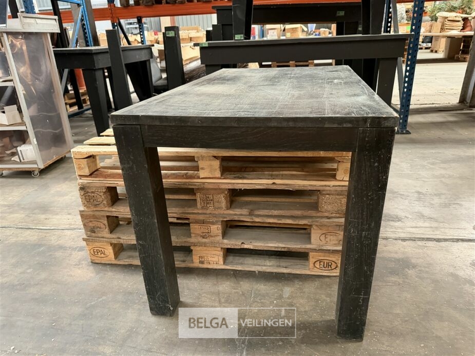 Zwarte houten tafel – foto 4 – kavel bij Belga Veilingen, Lummen