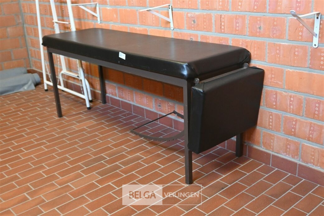 EHBO tafel – foto 2 – kavel bij Belga Veilingen