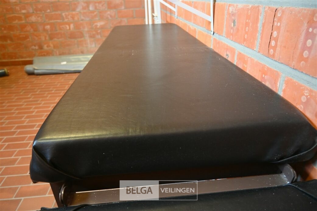 EHBO tafel – foto 4 – kavel bij Belga Veilingen
