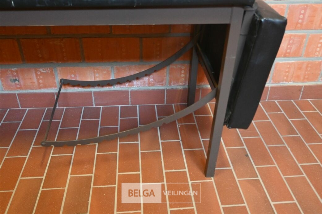 EHBO tafel – foto 5 – kavel bij Belga Veilingen