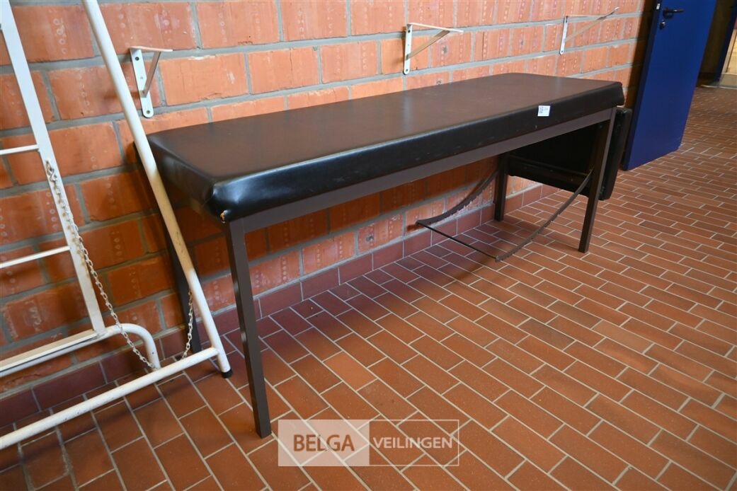 EHBO tafel – foto 6 – kavel bij Belga Veilingen
