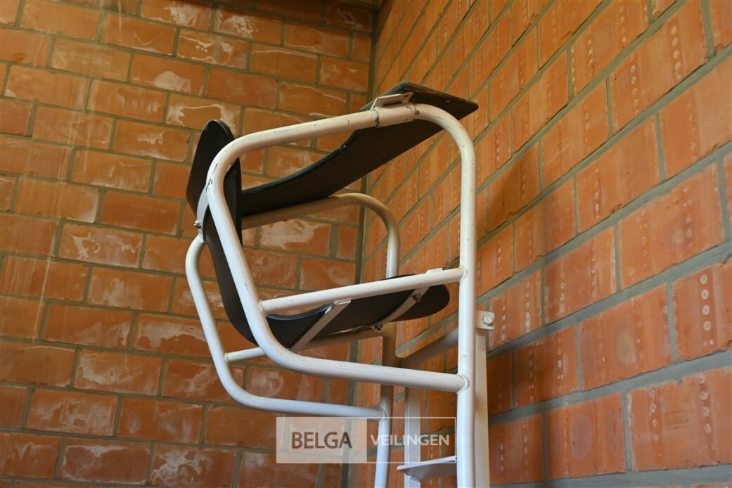 Scheidsrechtersstoel – foto 3 – kavel bij Belga Veilingen