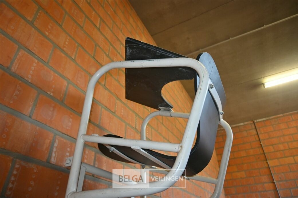 Scheidsrechtersstoel – foto 5 – kavel bij Belga Veilingen