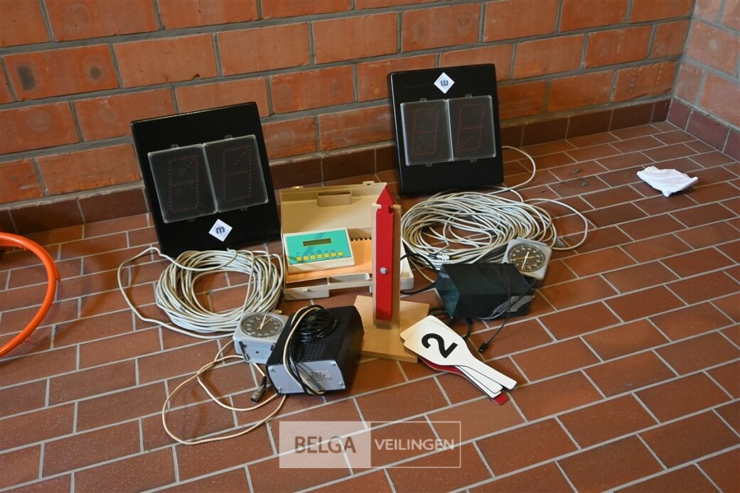 Basketbalaccessoires – foto 2 – kavel bij Belga Veilingen