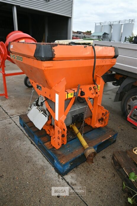 AMAZONE strooier voor achter tractor – foto 4 – kavel bij Belga Veilingen