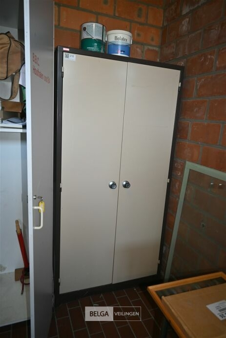 Metalen kast + inhoud – foto 2 – kavel bij Belga Veilingen
