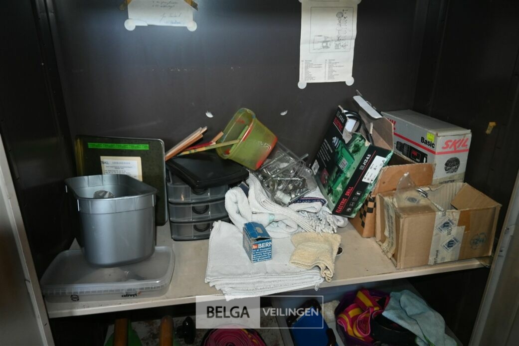 Metalen kast + inhoud – foto 5 – kavel bij Belga Veilingen