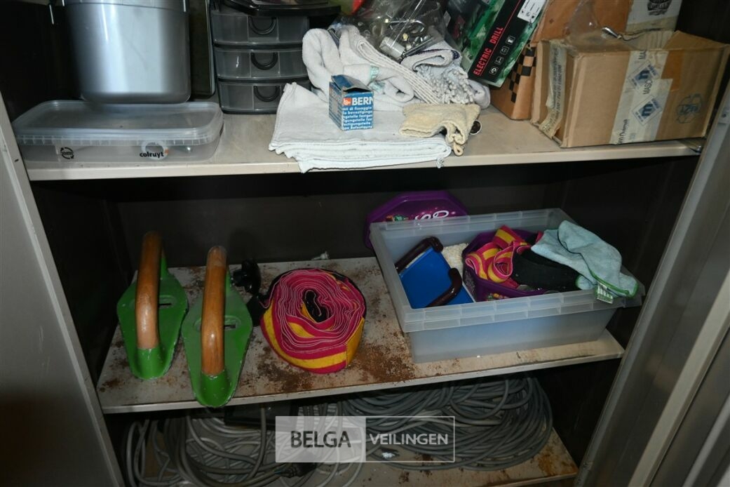 Metalen kast + inhoud – foto 6 – kavel bij Belga Veilingen