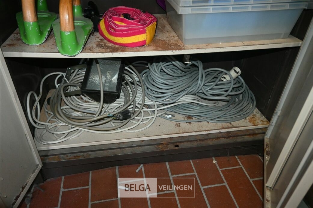 Metalen kast + inhoud – foto 7 – kavel bij Belga Veilingen