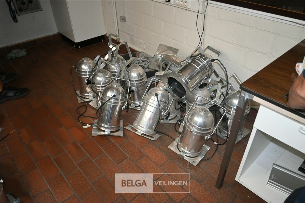 ± 11x Podiumspots – foto 2 – kavel bij Belga Veilingen