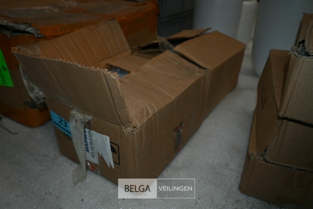± 36 flesjes handgel – foto 2 – kavel bij Belga Veilingen, Lummen
