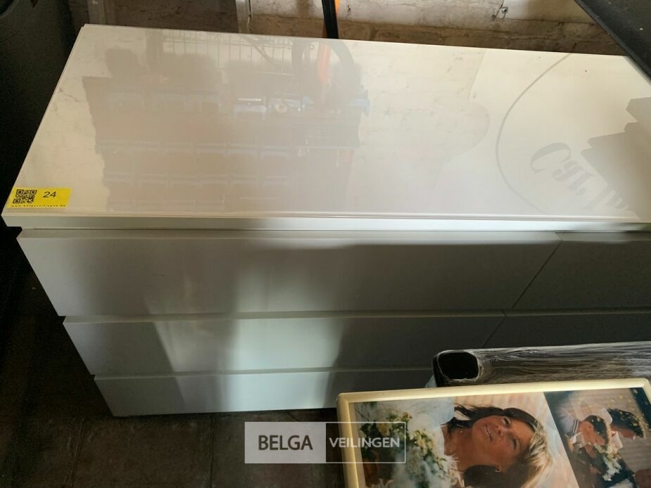 Hoogglans ladekastje – foto 2 – kavel bij Belga Veilingen, Knokke