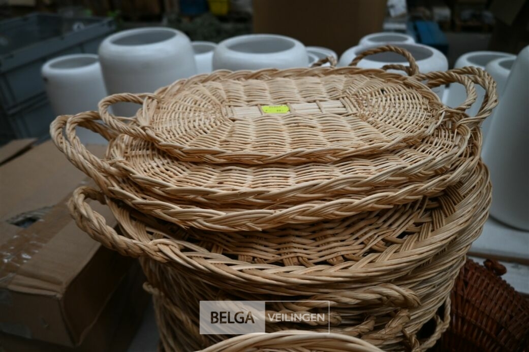 Rieten manden + bloempotten – foto 5 – kavel bij Belga Veilingen, Lummen