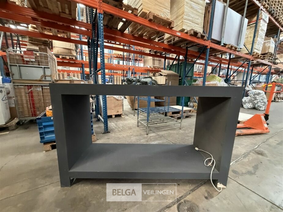 Toonzaal dressoir met verlichting – foto 2 – kavel bij Belga Veilingen, Lummen