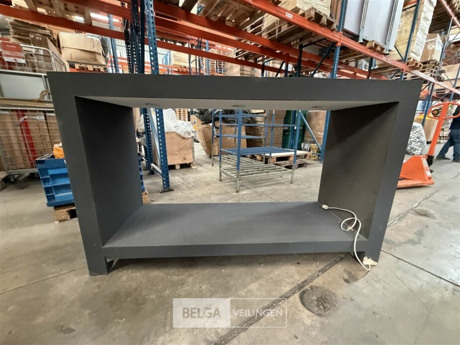 Toonzaal dressoir met verlichting – foto 4 – kavel bij Belga Veilingen, Lummen
