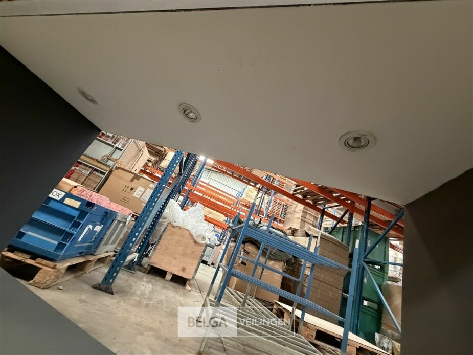 Toonzaal dressoir met verlichting – foto 5 – kavel bij Belga Veilingen, Lummen
