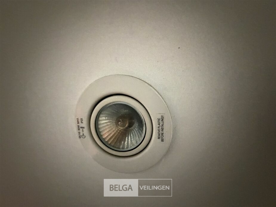 Toonzaal dressoir met verlichting – foto 6 – kavel bij Belga Veilingen, Lummen