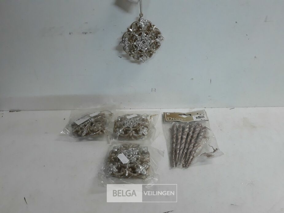 5 x Hangdeco pvc goud 4 x sneeuwvlok + 1 x ijspegel – foto 2 – kavel bij Belga Veilingen, Oudsbergen