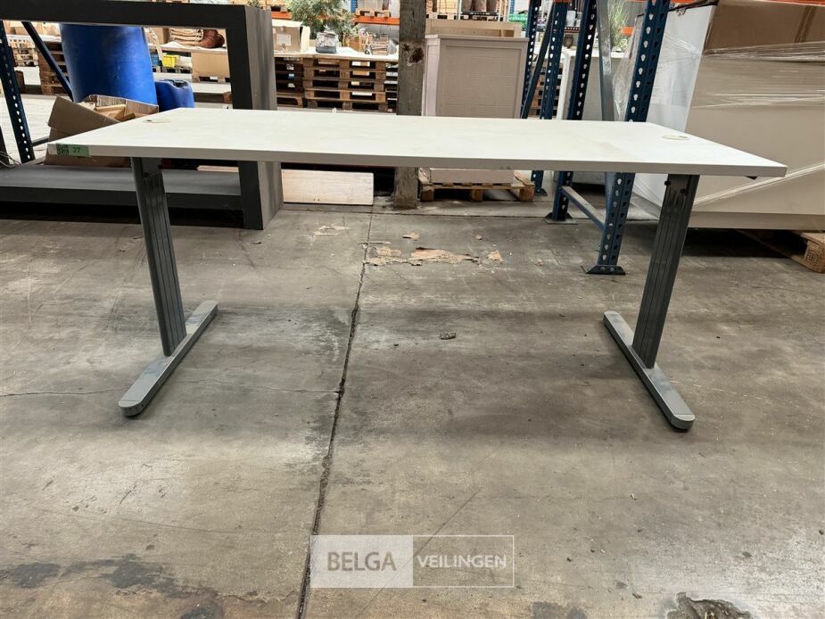 Bureautafel – foto 3 – kavel bij Belga Veilingen, Lummen