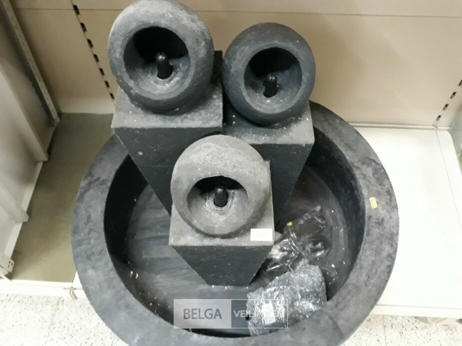 1 x Fontein polyester met pomp en verlichting – foto 3 – kavel bij Belga Veilingen, Oudsbergen