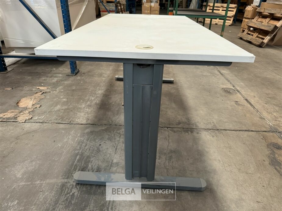 Bureautafel – foto 5 – kavel bij Belga Veilingen, Lummen