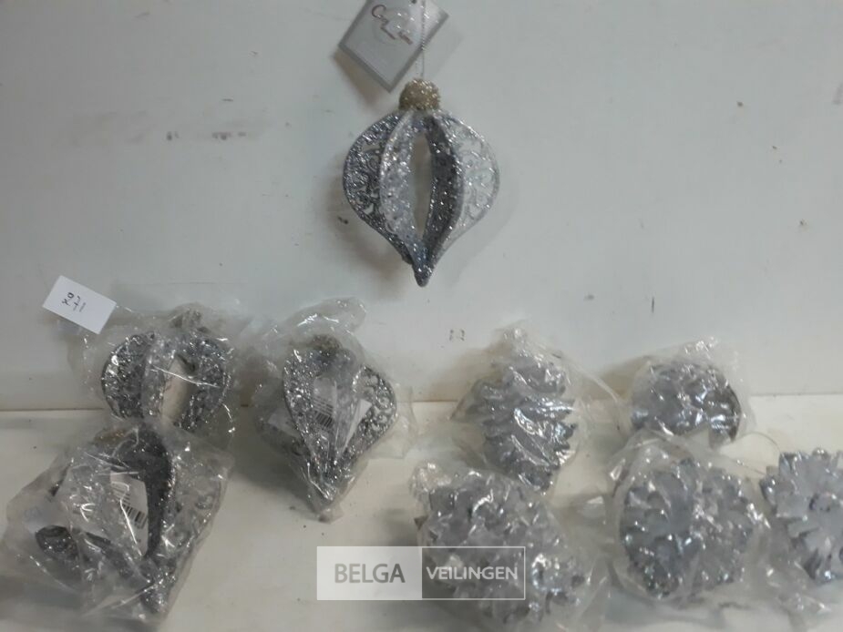 9 x Hangdeco zilver 11 cm 4 x tol + 5 x denneknop – foto 3 – kavel bij Belga Veilingen, Oudsbergen