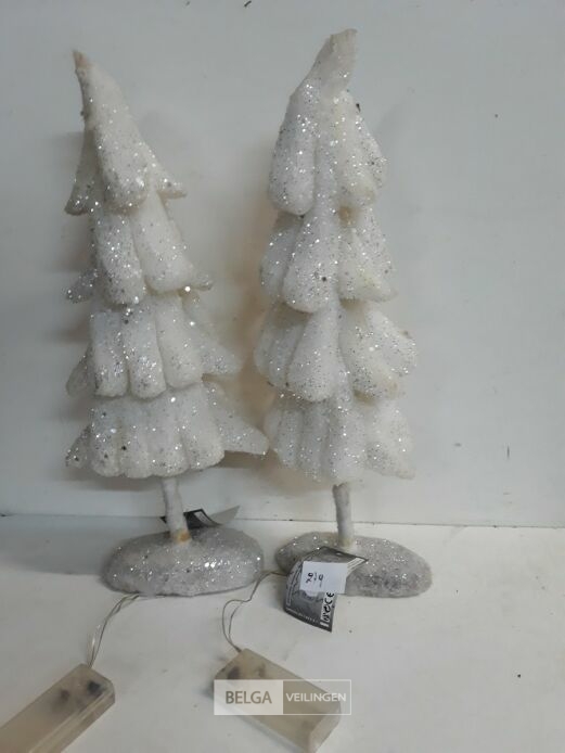 2 x Kerstboom wit 40 cm met verlichting – foto 3 – kavel bij Belga Veilingen, Oudsbergen
