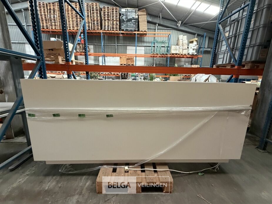 Toonzaalkast+glazen tafelblad+verlichting – foto 2 – kavel bij Belga Veilingen, Lummen