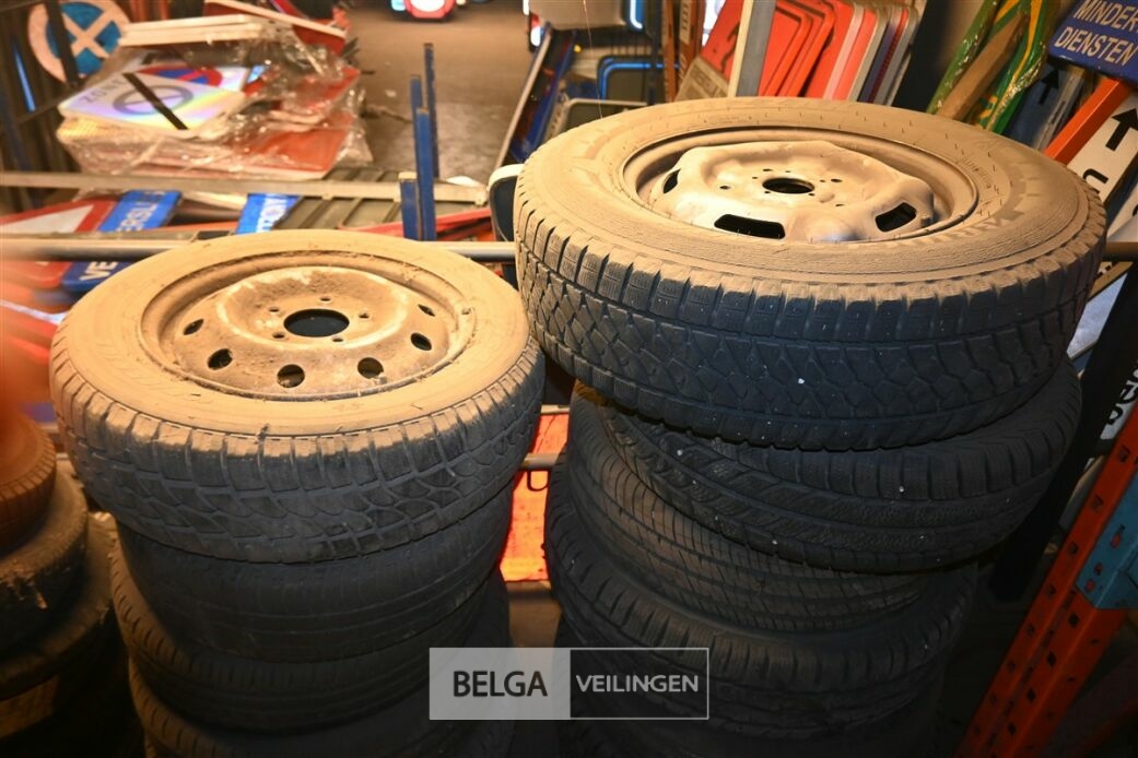 Partij autobanden – foto 7 – kavel bij Belga Veilingen