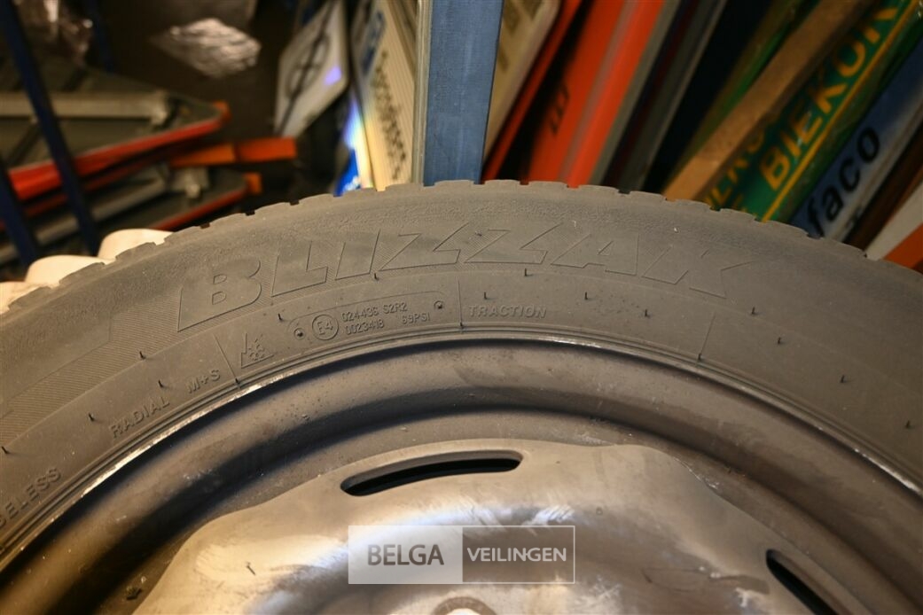 Partij autobanden – foto 9 – kavel bij Belga Veilingen