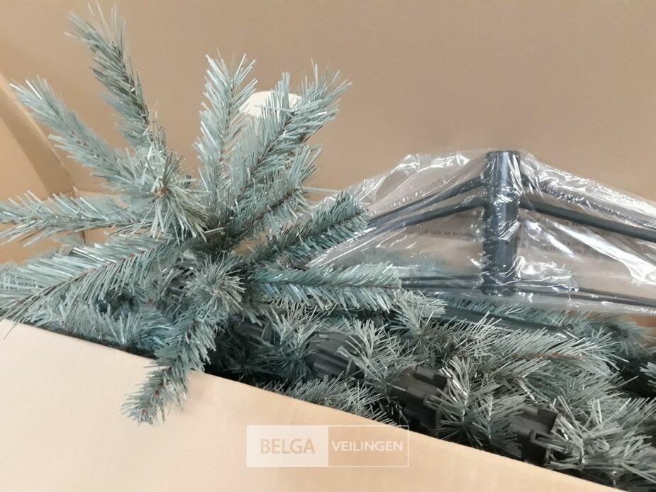 1 x Kerstboom 2,1 M metalen voet zilverspar – foto 3 – kavel bij Belga Veilingen, Oudsbergen