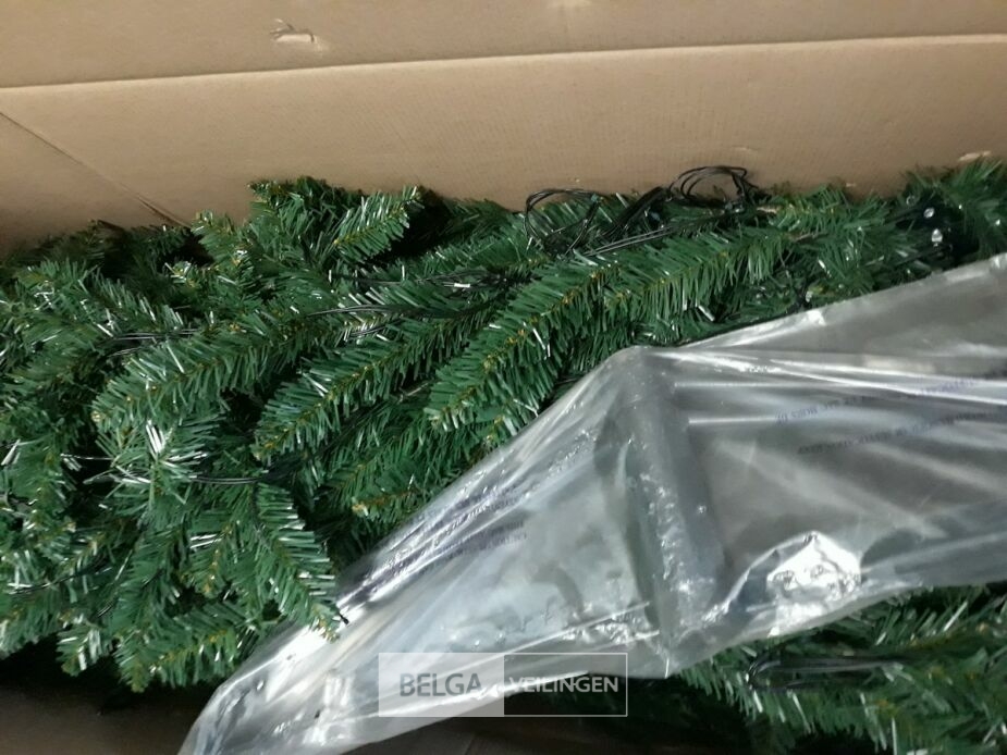 1 x Kerstboom 2,4 M metalen voet groen met 536 LED lampen – foto 4 – kavel bij Belga Veilingen, Oudsbergen