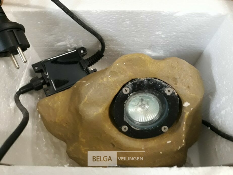 1 x Verlichte steen voor in en buiten de vijver – foto 3 – kavel bij Belga Veilingen, Oudsbergen