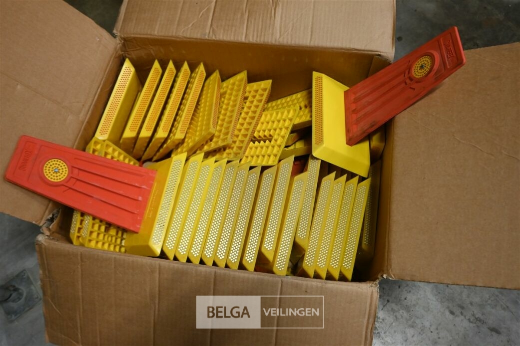 Grote partij signalisatiemateriaal SWAREFLEX – foto 3 – kavel bij Belga Veilingen