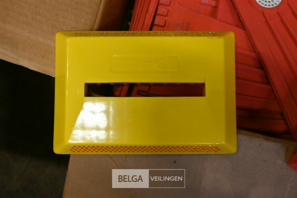 Grote partij signalisatiemateriaal SWAREFLEX – foto 4 – kavel bij Belga Veilingen