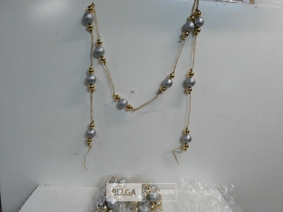 3 x Guirlande zilver/gouden ballen pvc 2,7M – foto 2 – kavel bij Belga Veilingen, Oudsbergen