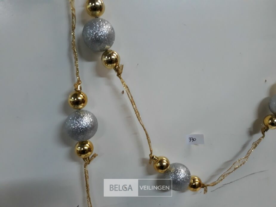 3 x Guirlande zilver/gouden ballen pvc 2,7M – foto 4 – kavel bij Belga Veilingen, Oudsbergen