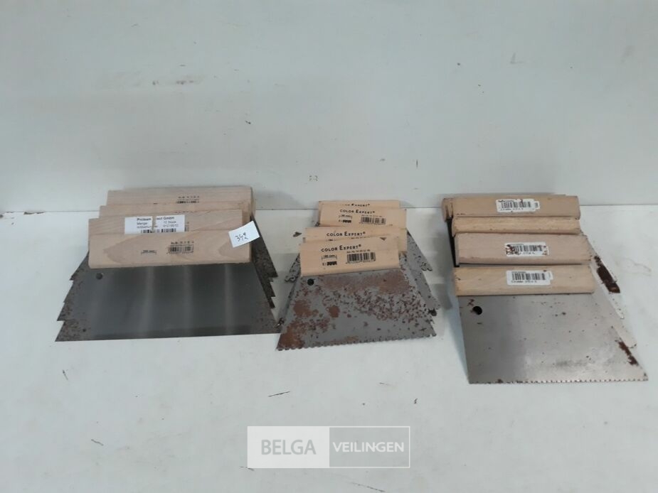 18 x Lijmkam 3 assorti met roestplekken – foto 2 – kavel bij Belga Veilingen, Oudsbergen