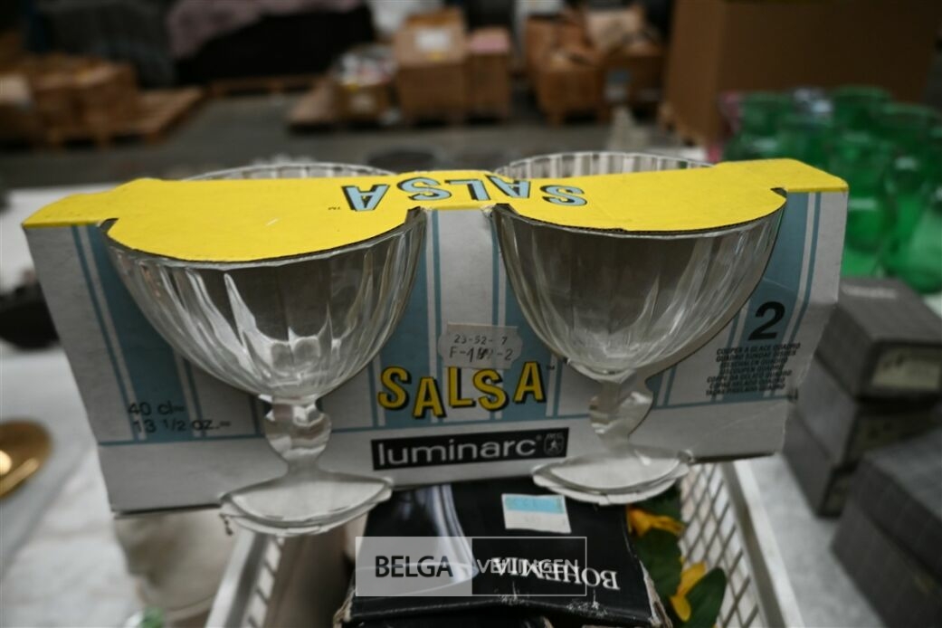 ± 2 ijscoupes + tissues – foto 7 – kavel bij Belga Veilingen, Lummen